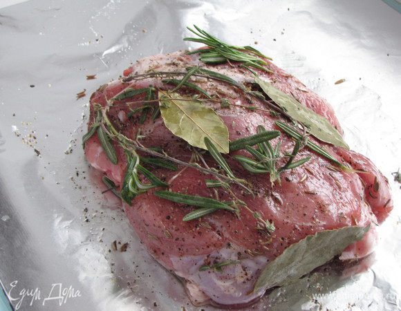 Сверху кусок обложить лавровым листом и свежими травами. У меня не было свежего тимьяна, заменила сухими веточками, которые засушила сама.