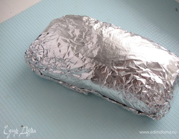 Плотно обернуть мясо фольгой, как бы придавая округлую, ровную форму. Можно обернуть еще одним куском фольги для надежности, чтобы не вытек сок. В таком виде оставить мясо мариноваться некоторое время или можно запечь сразу.