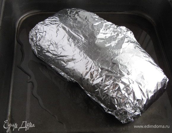 В форму налить 100 мл воды и положить туда мясо в фольге. Поставить в духовку, разогретую до 180°C на 40 минут. Если кусок мяса у вас больше, то время запекания следует увеличить.