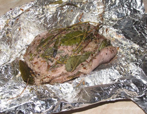 Через 40 минут достать мясо из духовки, развернуть фольгу... Аромат потрясающий!