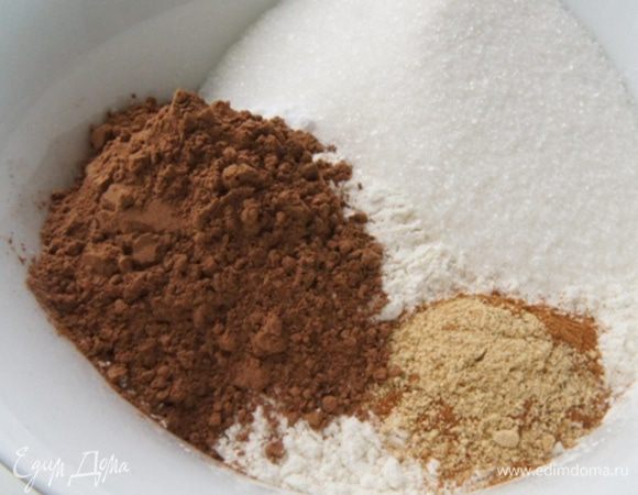 Смешать в миске: сахар, соль, муку, соду, пряности и какао.