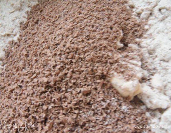 Добавить размягченное сливочное масло, перемешать миксером. Добавить натертый шоколад.