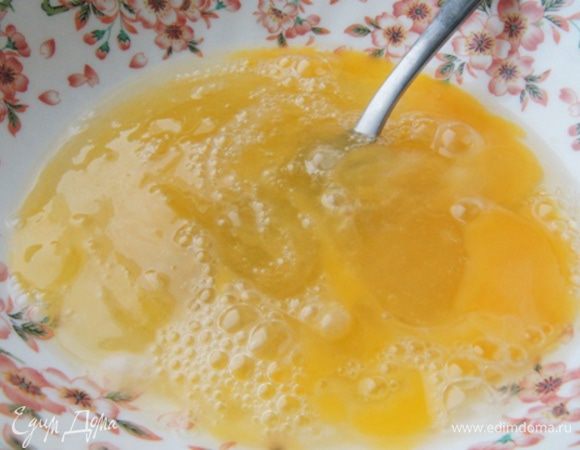 Яйца смешать с медом. Ввести в тесто.