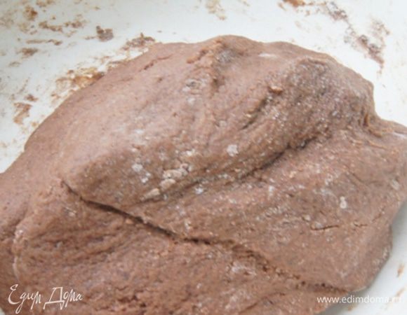 Скатать тесто в шар и убрать в холодильник на пару часов.