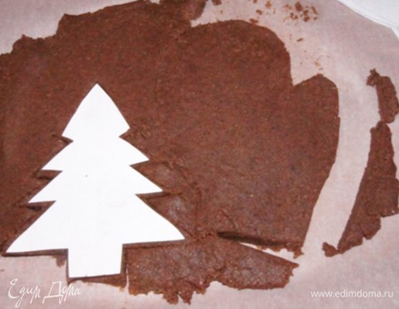 Достать тесто, раскатать между двумя слоями пергамента и вырезать формочками пряники. Мы делали и большие и маленькие.