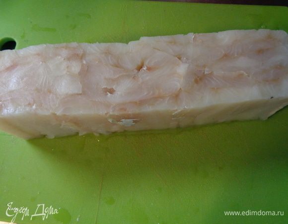 У меня был вот такой кусочек мороженого филе трески. Можно взять свежую треску или любую другую нежирную белую рыбку.