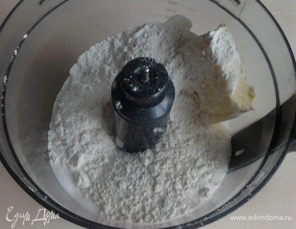 Берем все выше перечисленные ингредиенты и кладем в одну емкость. Сливочное масло достаём заранее, чтобы оно было мягким. 