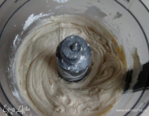 Перемешиваем всю эту красоту. Лично я это делаю в комбайне. Тесто должно получиться однородным и мягким.