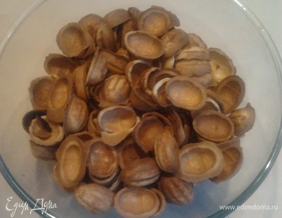 Форму для орешков смазываем растительным маслом, разогреваем на огне и печем наши заготовки для орешков.