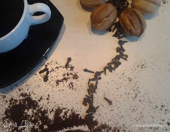 Берем вареную сгущенку и начиняем половинки орешков. Затем их скрепляем между собой. Сгущенки я не жалею, поэтому мой расход получается 2,5 банки. Орешков получается очень много и хватит на большую и дружную семью.
На этом все. Приятного аппетита!