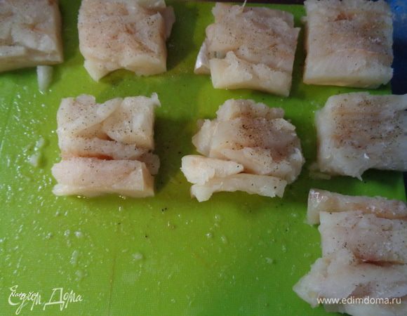 Отрежем 8 кусочков трески, примерно по 3-4 см шириной. Посолим и поперчим.