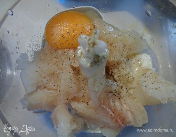 Оставшуюся треску положим в фуд-процессор. Добавим яйцо, соль и перец.