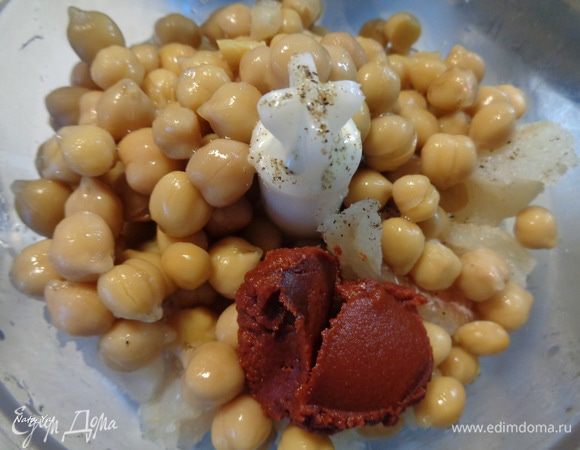 Добавим томатную пасту и горох нут.