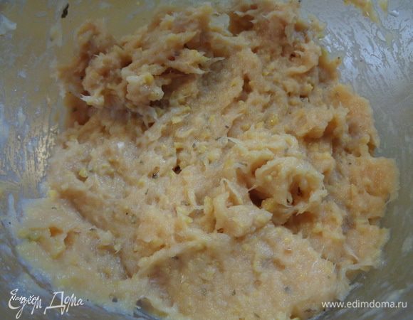 В конце добавим сушеный базилик и хорошо перемешаем.