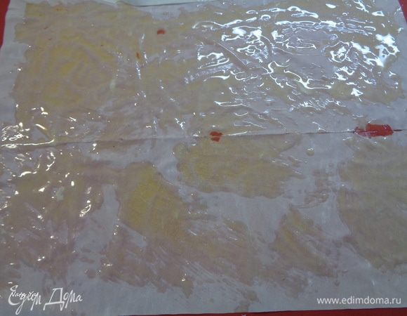 Дальше все просто. Пласт теста фило смажем растопленным сливочным маслом, особо не усердствуя. Главное, пройти хорошо края.