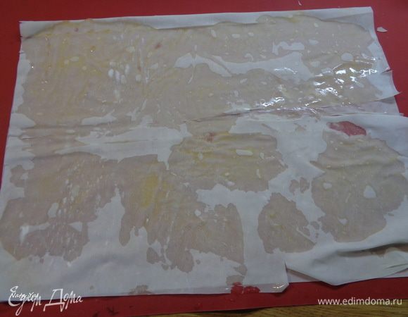 Сложим пласт теста пополам. Маслом уже не смазываем.