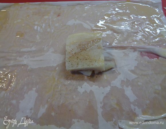На тесто положим порционный кусочек трески.