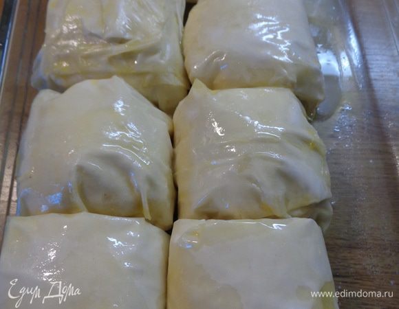 И свернем конвертиком. Форму для запекания немного смажем растопленным сливочным маслом и выложим туда нашу рыбку в тесте. У меня вышло 8 порционных кусочков.