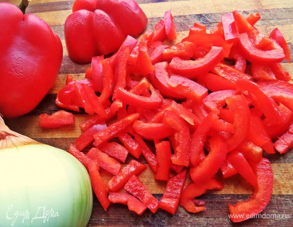 Ставим вариться картофель, а пока нарежем соломкой сладкий перец.