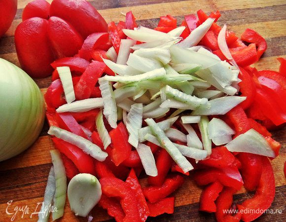 Лук примерно такими же кусочками. Чеснок режем мелко.