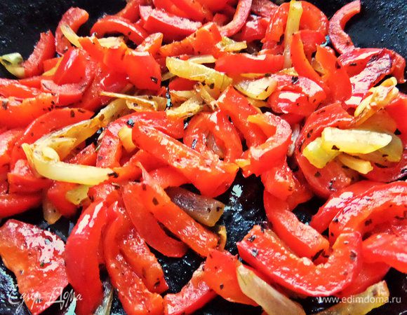 Обжарим овощи на оливковом масле с солью и перцем.