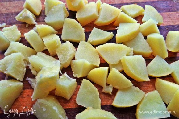Готовый картофель нарезать удобными кусочками.