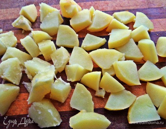 Готовый картофель нарезать удобными кусочками.