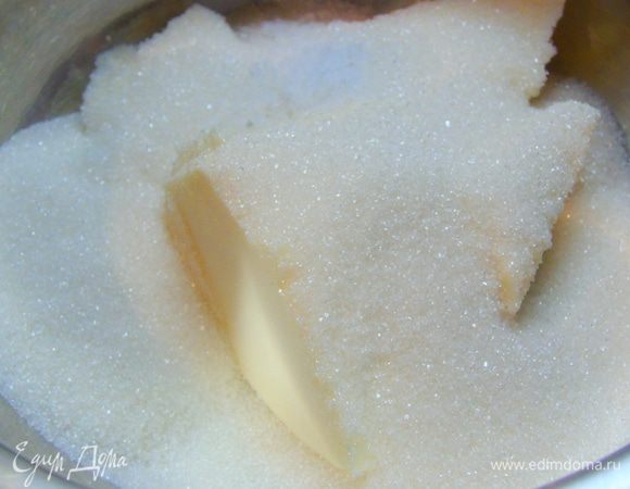 Сливочное масло смешиваем с солью и сахаром в сотейнике и отправляем на маленький огонь.