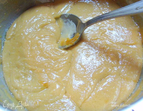 Растапливаем смесь, даем закипеть и варим все время мешая, на маленьком огне, пока смесь не станет карамельного цвета.