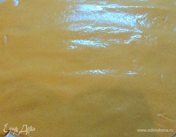 Выливаем на пергамент и лопаткой разравниваем.