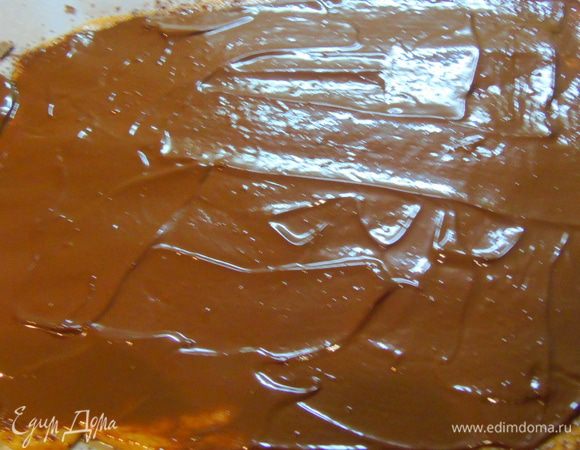 От горячей карамели шоколад растает, разравниваем лопаткой.
