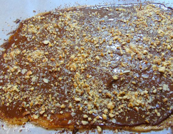 Посыпаем любыми орехами, я посыпала миндальными лепестками и измельчённым  фундуком, отправляем на 1 час в холодильник.