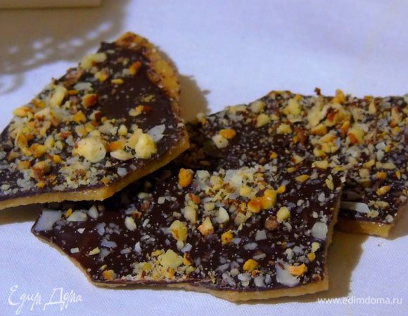 Аккуратно разламываем на кусочки и пробуем. Это очень вкусно.