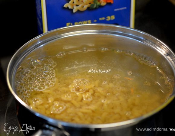 Разогреть духовку до 180°C. Приготовить макаронные изделия как указано на упаковке. Слить воду.

