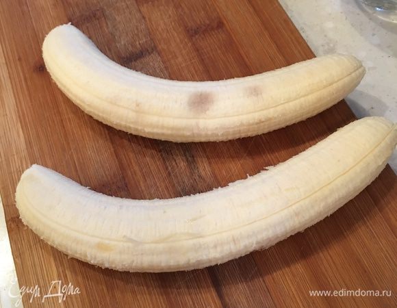 Очищаем бананы от шкурки.