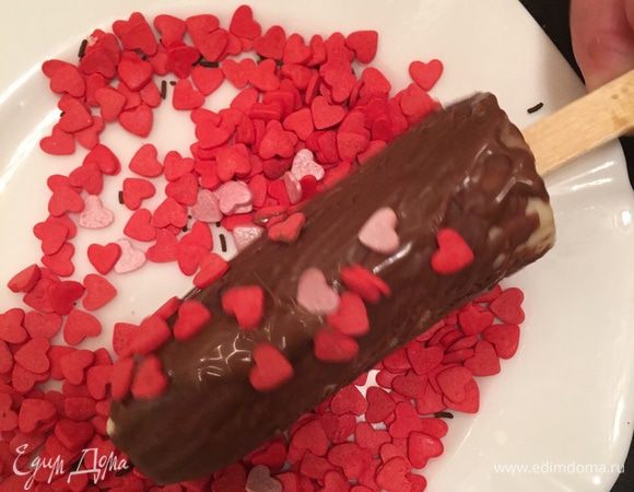 И сразу, пока шоколад не застыл, украшаем присыпкой.