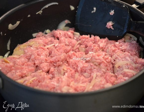 Добавить фарш, обжариваем до коричневого цвета, ломаем на кусочки лопаткой. 
