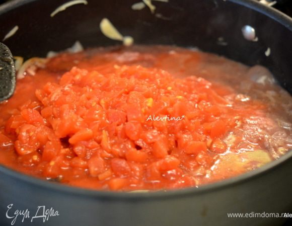 Лавровый лист добавляем, молотую корицу, гвоздику и красное вино. Убавить огонь, добавим баночные помидоры, порезанные кубиками в своем соке, перемешать и тушим 25 минут, посолив и поперчив.