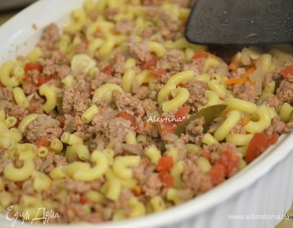 Добавим готовые макароны и перемешать. Переложить в блюдо для запекания.