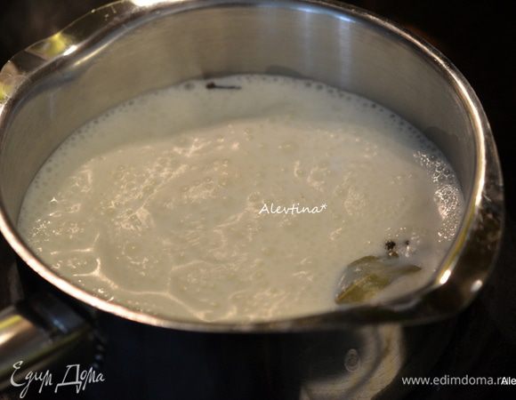 Приготовим бешамель соус: смешать молоко (whole milk), гвоздику, лавровый лист и черный перец горошком. Поставить на медленный огонь. Как появится выраженный запах специй быстро снимаем с огня.