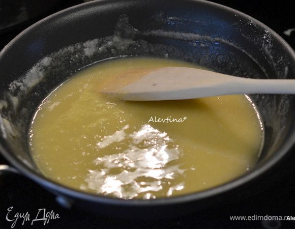 В другой кастрюльке или небольшой сковороде растопить сливочное масло на медленном огне. Добавить муку и перемешать. Готовить вместе еще 5 минут помешивая.