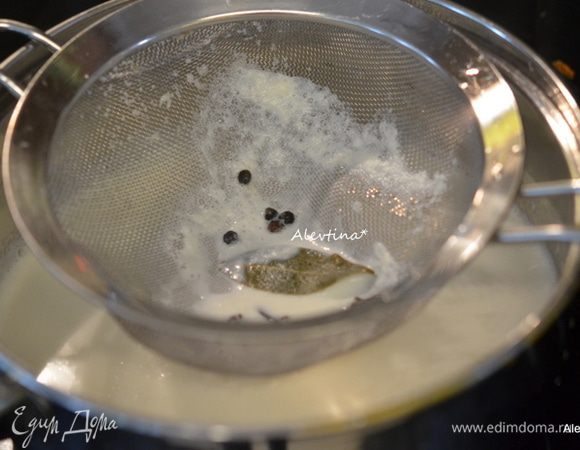 Через сито добавить в масляную смесь молоко со специями. Перемешивать 4-5 минут, чтобы не было комочков.