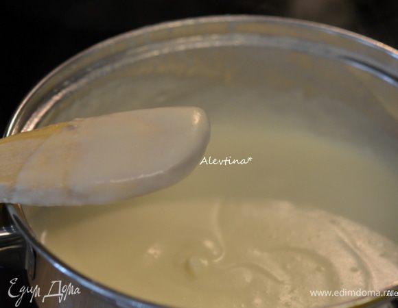 Добавить в смесь протертый пармезан. Перемешать.