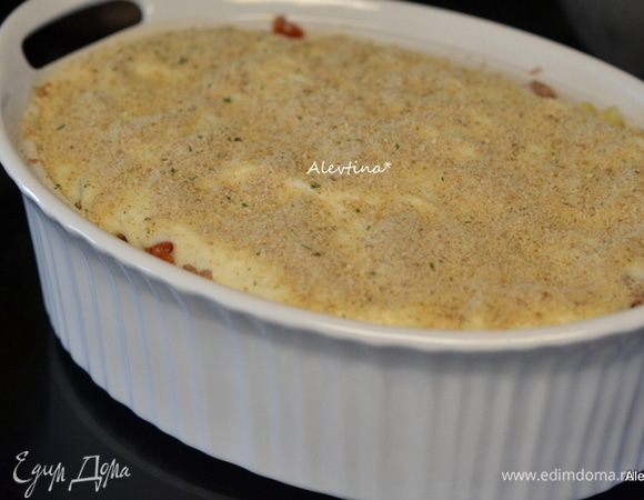 Вылить соус бешамель поверх макарон и фарша, посыпать хлебной крошкой сверху и поставить в разогретую духовку на 20-25 минут или до золотой- коричневой корочки.