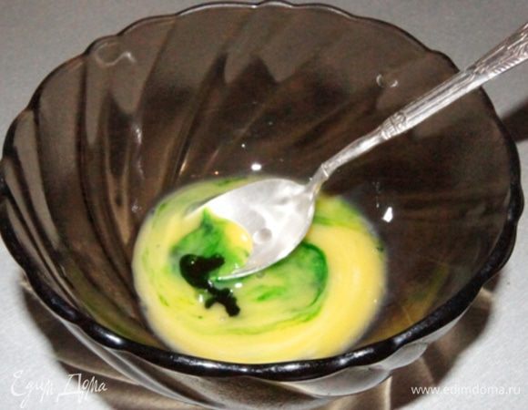 В мисочке смешать желток и каплю зеленого красителя.