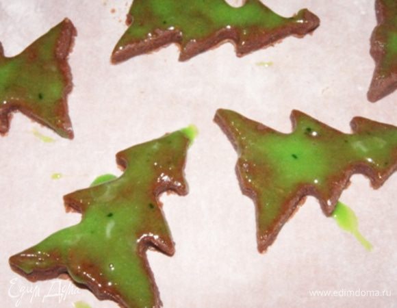 Нанести глазурь кисточкой на прянички. Мы наносили только на маленькие, большие пряники оставили как есть.