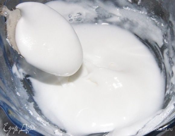 Украшать будем айсингом. Размешать в миске белок и постепенно добавлять сахарную пудру. В середине процесса добавить лимонную кислоту на кончике ножа. И оставшуюся пудру (не сыпьте все сразу, может вам понадобится меньше пудры). Должна получится густоватая глазурь.

Можно добавить в глазурь капельку красителя.