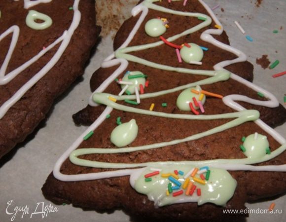 Я брала "файл", отрезала кончик и, наполнив этот мешочек глазурью, рисовала на елочках. Если у вас есть специальные приспособления, воспользуйтесь ими.
Сверху, по желанию помощников, были украшения-конфетти.