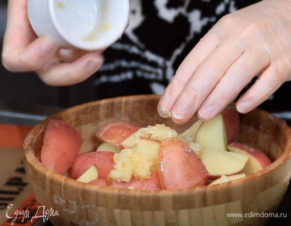 Разогреть духовку до 220°С. Нарезать картошку, если она большая или запекать целиком маленькую. Смешать чеснок, 1 ст. л. масла и картошку. Выложить на противень и запекать 15-20 минут.