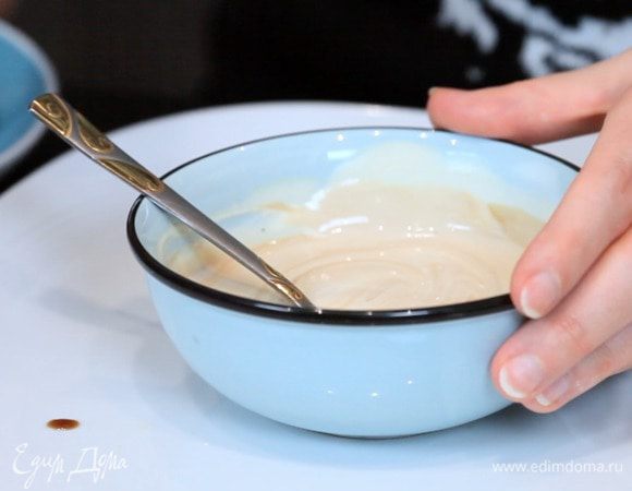 Соединить для соуса сметану, горчицу, уксус, оставшееся масло, соль и перец.